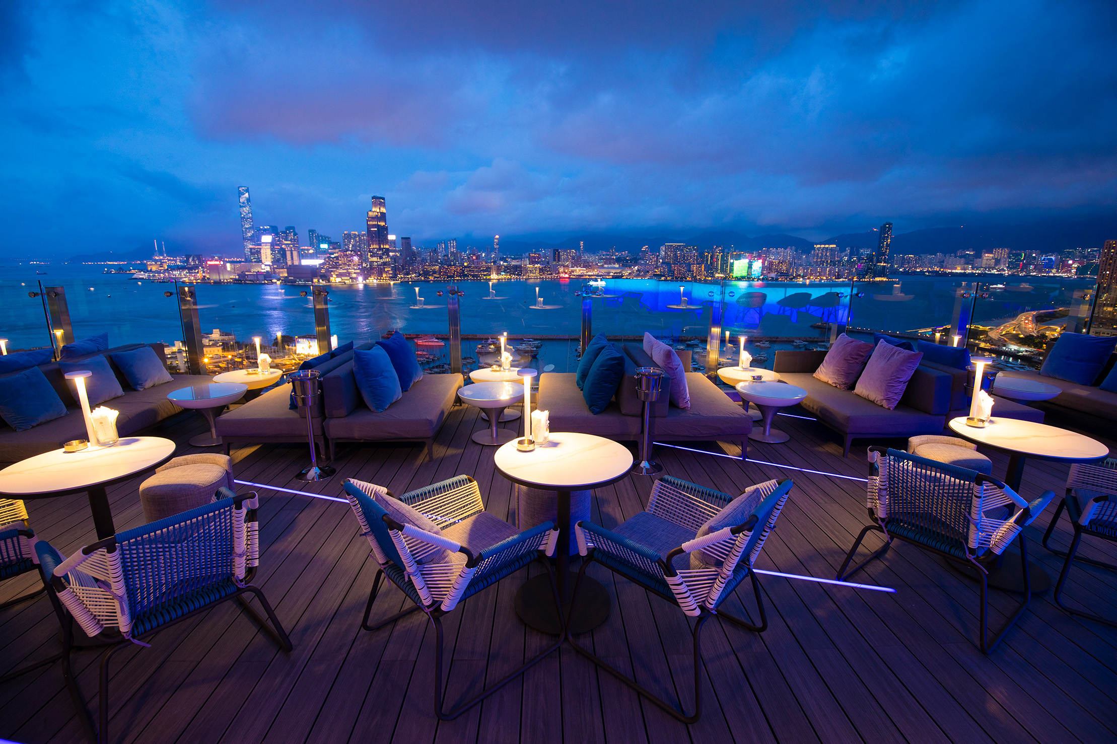SKYE天台酒吧及餐厅可鸟瞰维多利亚港的壮丽美景.jpg